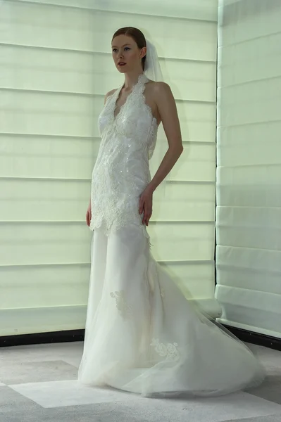 Iustina mccaffrey voorjaar van 2015 bridal collection weergeven — Stockfoto