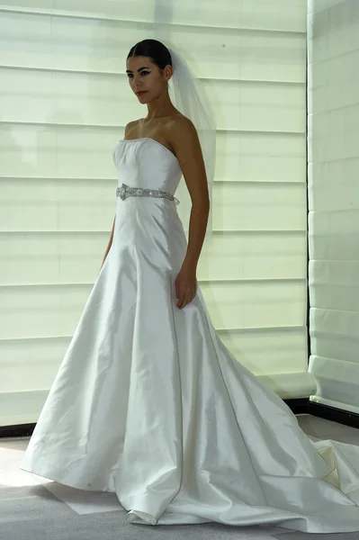 Justina McCaffrey Spring 2015 Bridal collection show — Stock Photo, Image