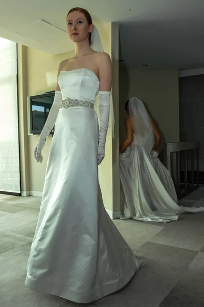 Iustina mccaffrey voorjaar van 2015 bridal collection weergeven — Stockfoto