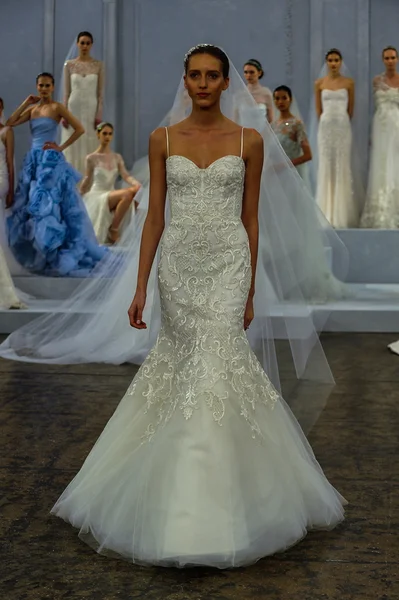 Model walks the runway during the Monique Lhuillier Spring 2015 Bridal collection show — Stock Photo, Image