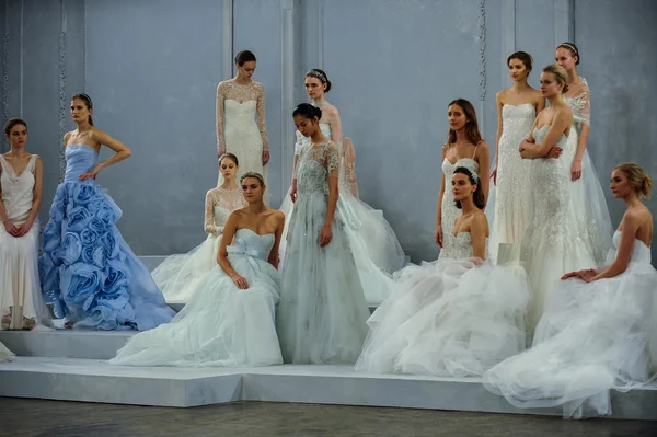 Les mannequins posent sur la piste lors du Monique Lhuillier Spring 2015 Bridal collection show — Photo