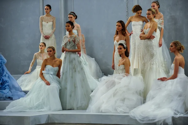 Models pose on the runway during the Monique Lhuillier Spring 2015 Bridal collection show — Stock Photo, Image