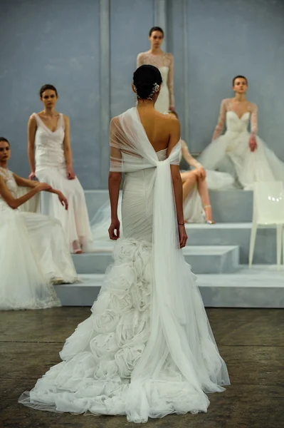 Monique Lhuillier Collezione Primavera 2015 Spettacolo nuziale — Foto Stock