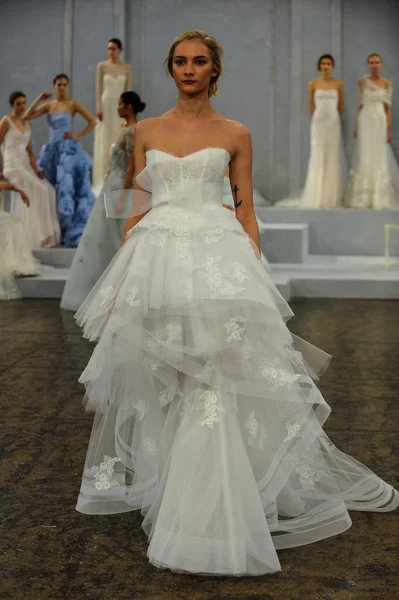 Monique Lhuillier Spring 2015 Bridal collection show — Stock Photo, Image