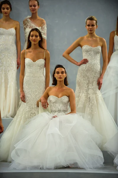 Models pose on the runway during the Monique Lhuillier Spring 2015 Bridal collection show — Stock Photo, Image