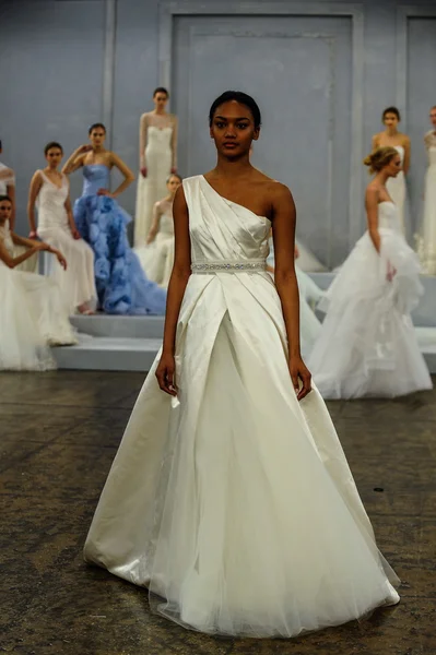 Monique Lhuillier Spring 2015 Bridal collection show — Stock Photo, Image