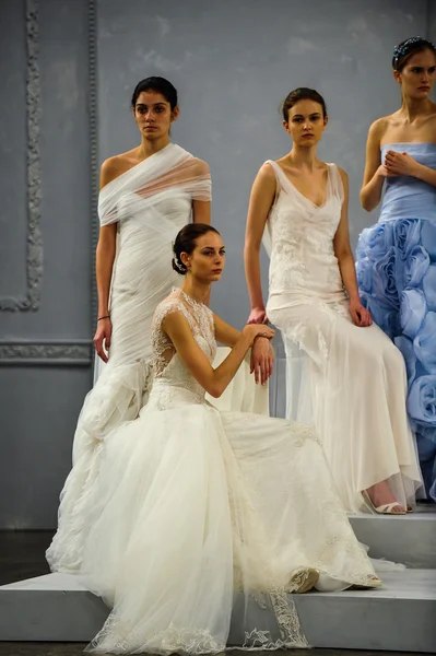 Models pose on the runway during the Monique Lhuillier Spring 2015 Bridal collection show — Stock Photo, Image