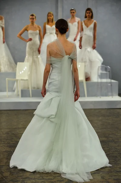 Monique lhuillier voorjaar van 2015 bridal collection weergeven — Stockfoto