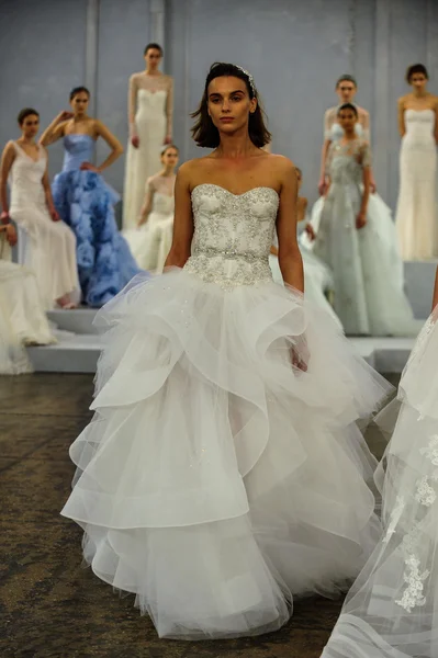 Monique Lhuillier Printemps 2015 Mariage collection spectacle — Photo