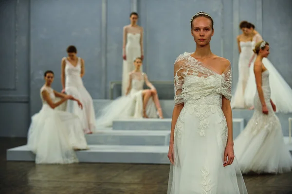 Monique Lhuillier Collezione Primavera 2015 Spettacolo nuziale — Foto Stock