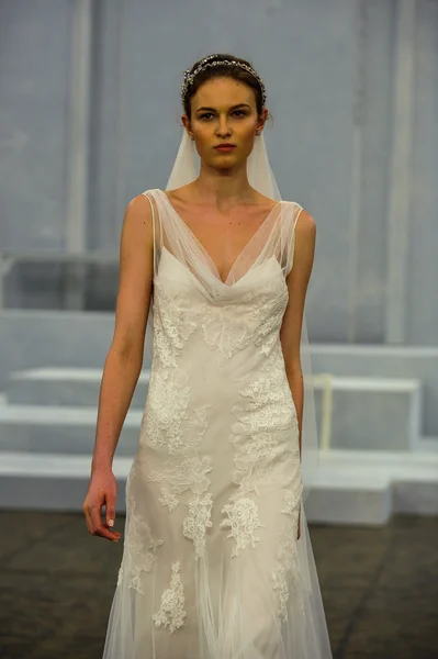 Model walks the runway during the Monique Lhuillier Spring 2015 Bridal collection show — Stock Photo, Image