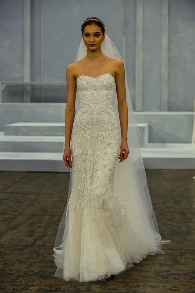 Le mannequin parcourt la piste lors du Monique Lhuillier Spring 2015 Bridal collection show — Photo