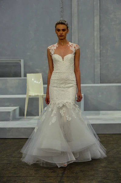 Monique lhuillier voorjaar van 2015 bridal collection weergeven — Stockfoto