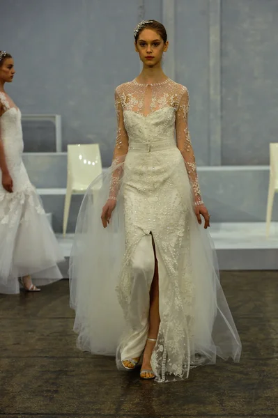 Model walks the runway during the Monique Lhuillier Spring 2015 Bridal collection show — Stock Photo, Image