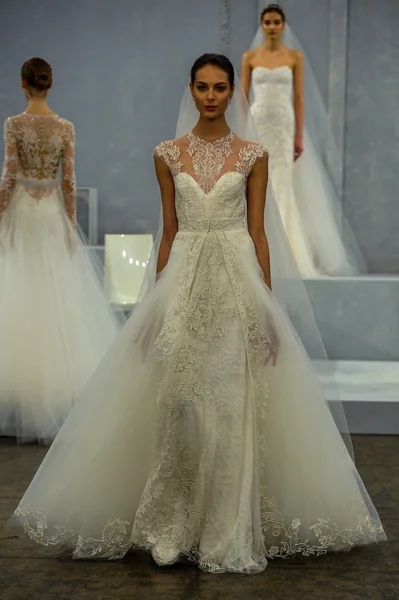 Le mannequin parcourt la piste lors du Monique Lhuillier Spring 2015 Bridal collection show — Photo