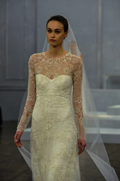 Le mannequin parcourt la piste lors du Monique Lhuillier Spring 2015 Bridal collection show — Photo