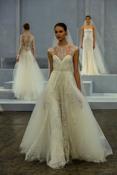 Le mannequin parcourt la piste lors du Monique Lhuillier Spring 2015 Bridal collection show — Photo