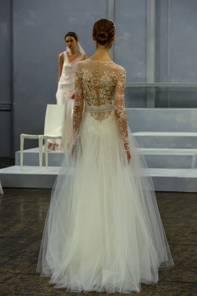 Model leidt de landingsbaan tijdens de monique lhuillier voorjaar van 2015 bridal collection Toon — Stockfoto