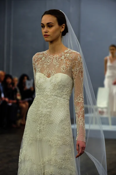 Model leidt de landingsbaan tijdens de monique lhuillier voorjaar van 2015 bridal collection Toon — Stockfoto