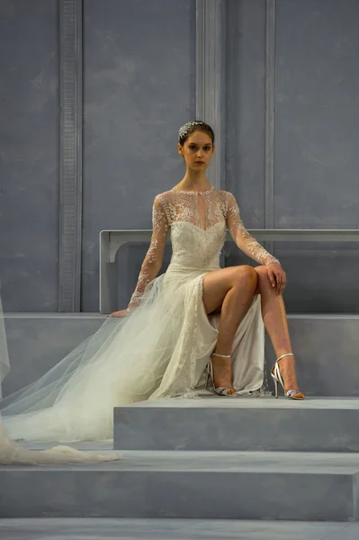 Model poses on the runway during the Monique Lhuillier Spring 2015 Bridal collection show — Stock Photo, Image