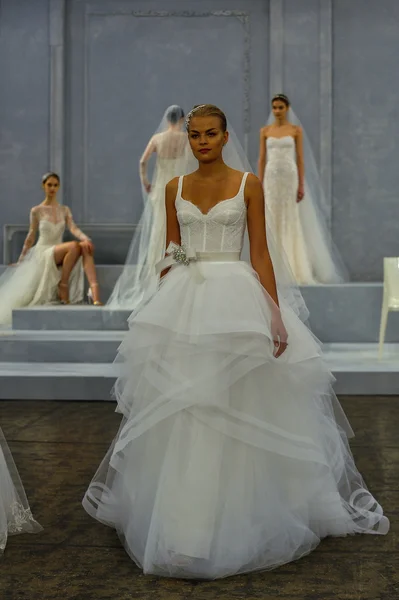 Model walks the runway during the Monique Lhuillier Spring 2015 Bridal collection show — Stock Photo, Image