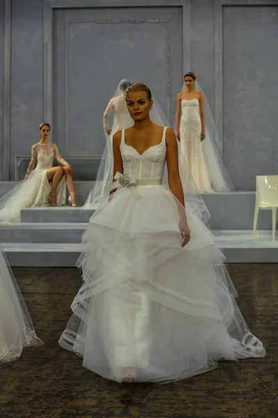 Modelo camina por la pasarela durante la exposición de la colección nupcial Monique Lhuillier Primavera 2015 —  Fotos de Stock