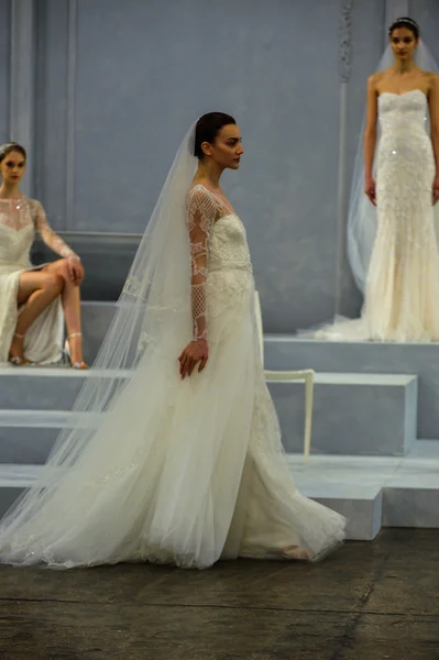 Le mannequin parcourt la piste lors du Monique Lhuillier Spring 2015 Bridal collection show — Photo