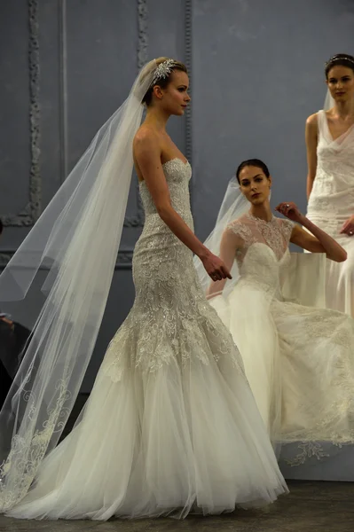 Le mannequin parcourt la piste lors du Monique Lhuillier Spring 2015 Bridal collection show — Photo