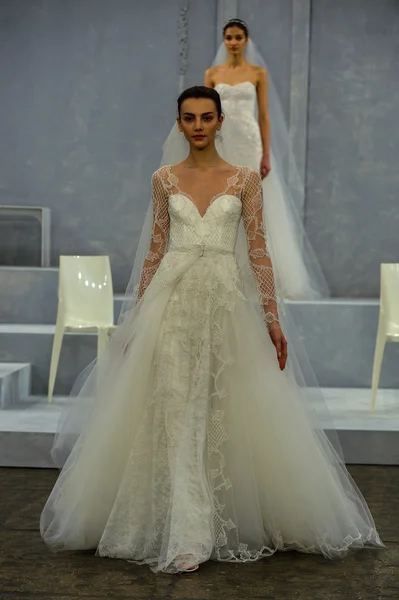 Le mannequin parcourt la piste lors du Monique Lhuillier Spring 2015 Bridal collection show — Photo