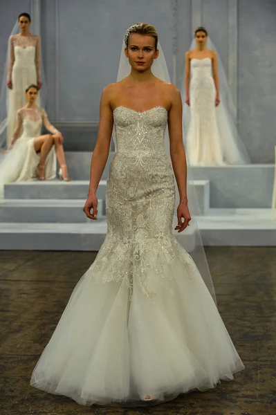 Model walks the runway during the Monique Lhuillier Spring 2015 Bridal collection show — Stock Photo, Image