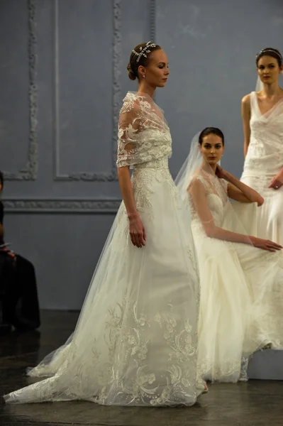 Modelo camina por la pasarela durante la exposición de la colección nupcial Monique Lhuillier Primavera 2015 —  Fotos de Stock