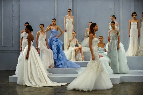 Modely představují na rozjezdové dráze během monique lhuillier jaro 2015 Svatební kolekce — Stock fotografie