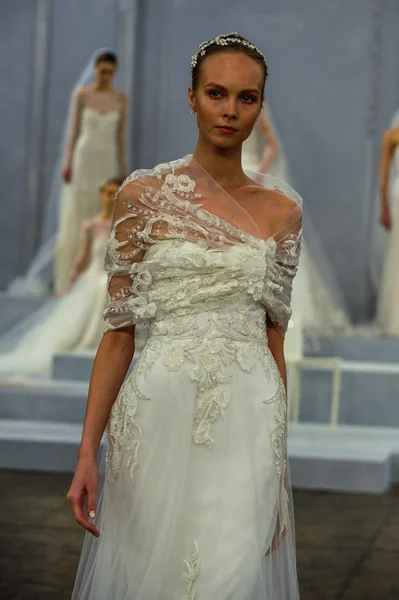 Monique Lhuillier Spring 2015 Bridal collection show — Stock Photo, Image