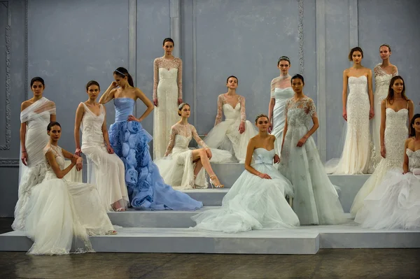 Models pose on the runway during the Monique Lhuillier Spring 2015 Bridal collection show — Stock Photo, Image