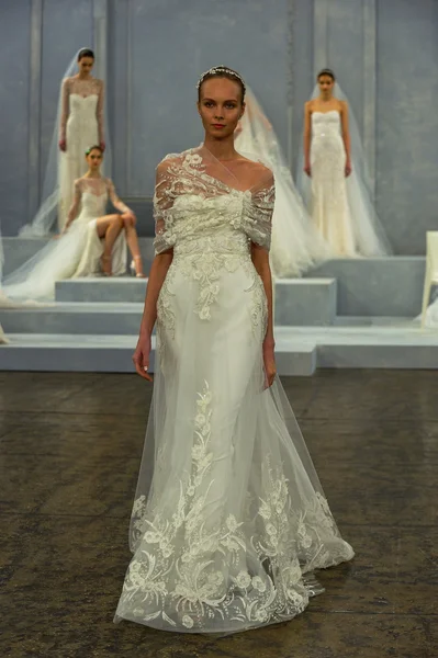 Monique lhuillier voorjaar van 2015 bridal collection weergeven — Stockfoto