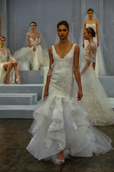 Monique Lhuillier Spring 2015 Bridal collection show — Stock Photo, Image