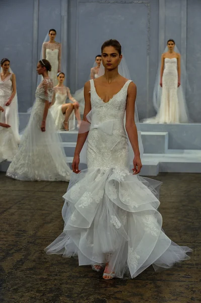 Monique Lhuillier Spring 2015 Bridal collection show — Stock Photo, Image