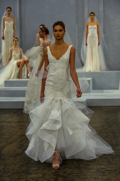 Monique lhuillier voorjaar van 2015 bridal collection weergeven — Stockfoto