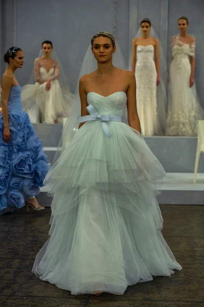 Monique Lhuillier Collezione Primavera 2015 Spettacolo nuziale — Foto Stock