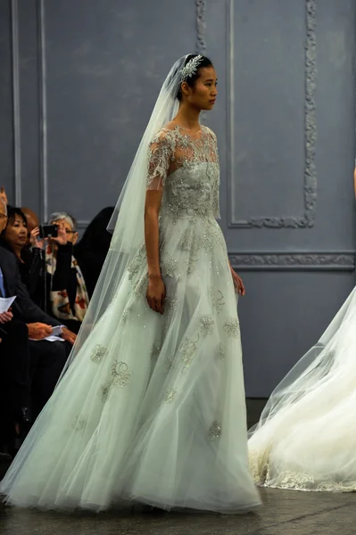 Monique Lhuillier Collezione Primavera 2015 Spettacolo nuziale — Foto Stock