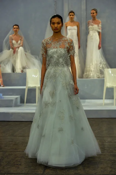 Monique Lhuillier Collezione Primavera 2015 Spettacolo nuziale — Foto Stock