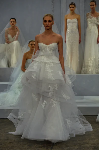 Monique Lhuillier Printemps 2015 Mariage collection spectacle — Photo