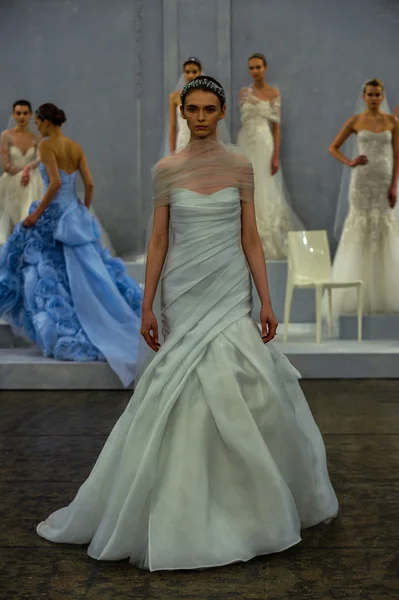 Monique Lhuillier Collezione Primavera 2015 Spettacolo nuziale — Foto Stock