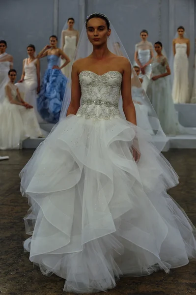 Monique lhuillier voorjaar van 2015 bridal collection weergeven — Stockfoto