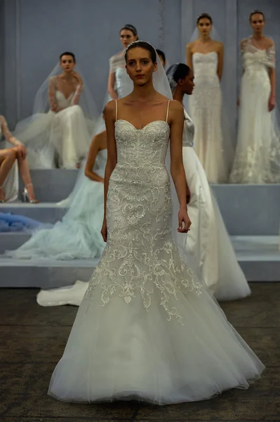 Monique lhuillier voorjaar van 2015 bridal collection weergeven — Stockfoto