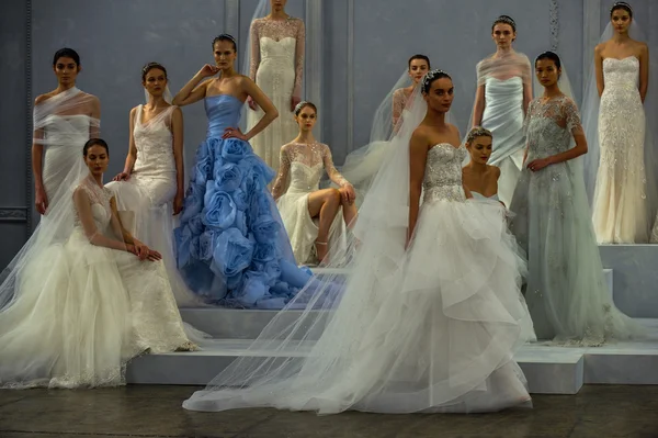 Los modelos posan en la pista durante la exposición de la colección nupcial Primavera 2015 de Monique Lhuillier — Foto de Stock