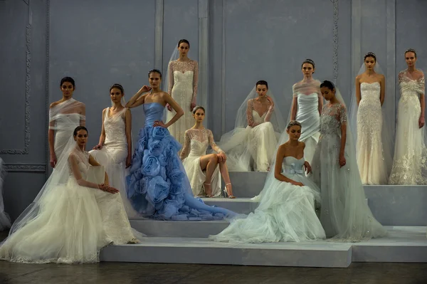 Models pose on the runway during the Monique Lhuillier Spring 2015 Bridal collection show — Stock Photo, Image