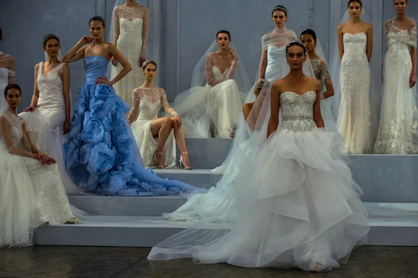 Modellen vormen op de startbaan tijdens de monique lhuillier voorjaar 2015 bruids collectie show — Stockfoto