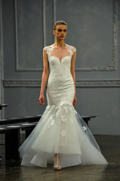 Monique lhuillier voorjaar van 2015 bridal collection weergeven — Stockfoto