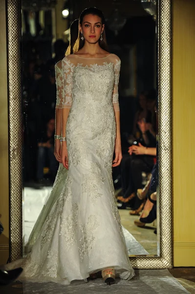 模型走跑道在奥列格 · 卡西尼春天 2015年的新娘装系列 — 图库照片